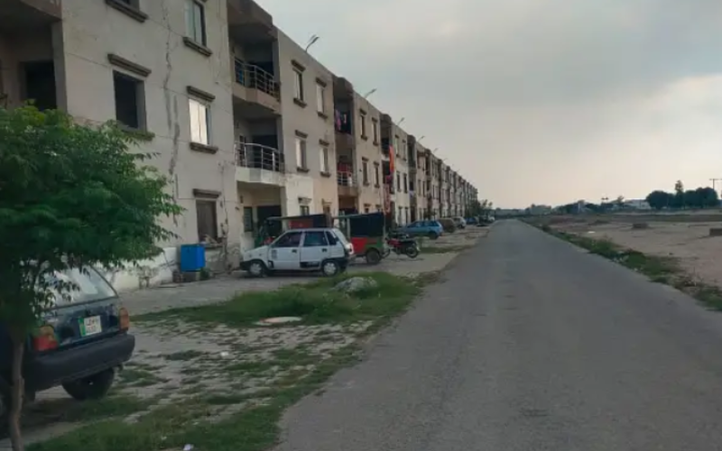 5 Marla 1st floor flat in P Block, Khayaban-e-Amin Lahore for Rs. 37 Lacs. 2 bedrooms, 1 bathroom