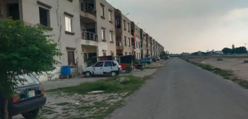 5 Marla 1st floor flat in P Block, Khayaban-e-Amin Lahore for Rs. 37 Lacs. 2 bedrooms, 1 bathroom