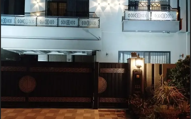 10 Marla Luxury House With Solar System Hot Location For Sale In Bahria Town Lahore