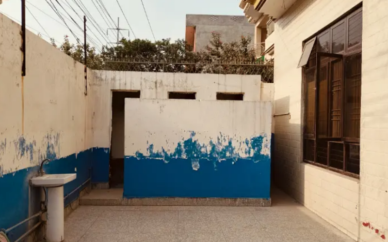 1 kanal commercial building for rent