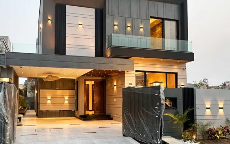 10 Marla Luxury Brand New House For Rent In Bahria Town Lhr