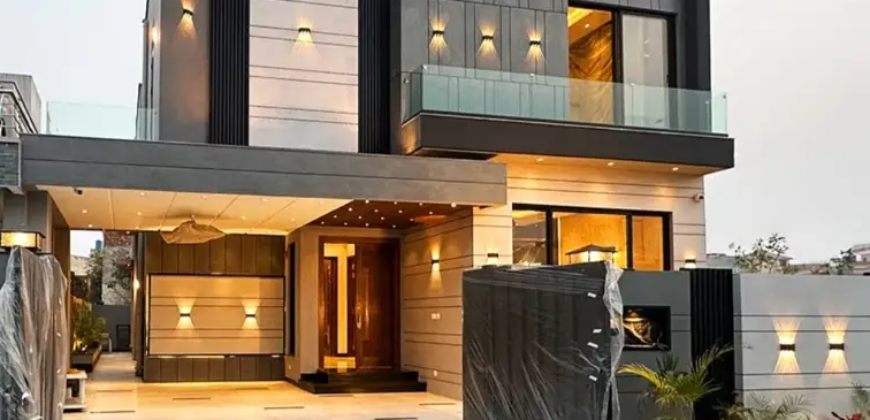 10 Marla Luxury Brand New House For Rent In Bahria Town Lhr