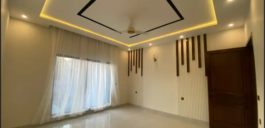 1 Kanal Luxury Bungalow for Sale in Fazaia Housing Society Lahore | 6 Beds | Double Height Lobby | Solar